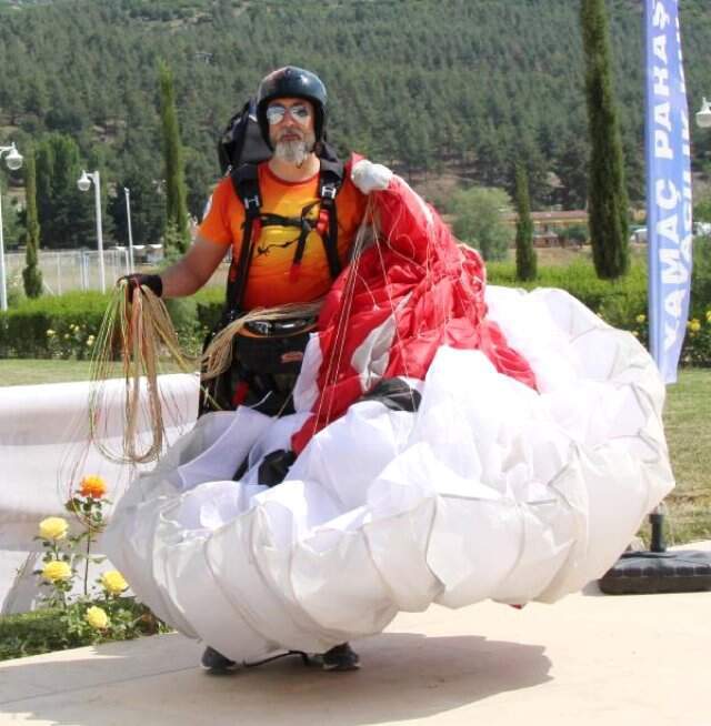 Yamaç paraşütçüsüne havada şahin saldırdı