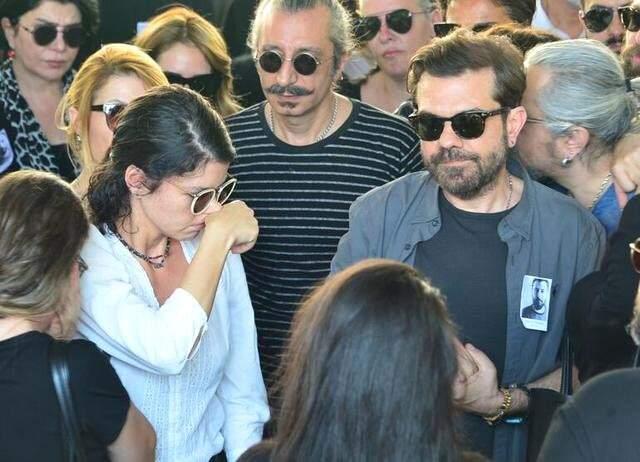 Beren Saat ve Belçim Bilgin Aykut Cömert'in cenazesinde gözyaşlarına boğuldular
