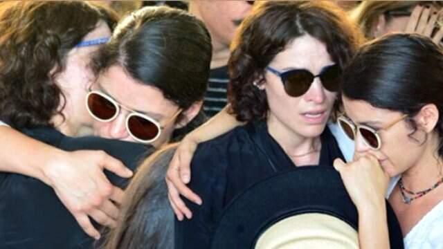 Beren Saat ve Belçim Bilgin Aykut Cömert'in cenazesinde gözyaşlarına boğuldular