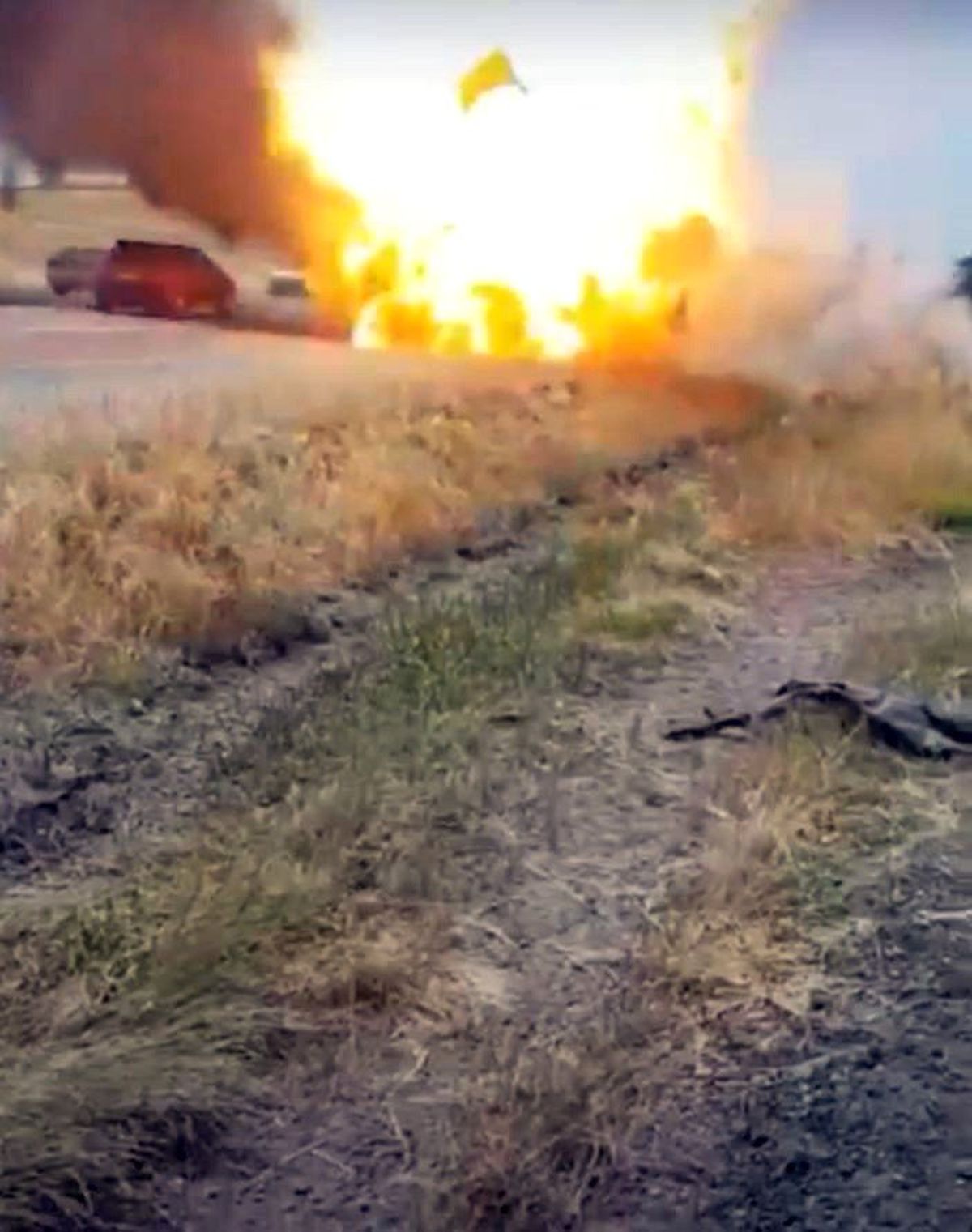 Diyarbakır'da alev alan otomobil bomba gibi patladı! O anlar kameraya yansıdı