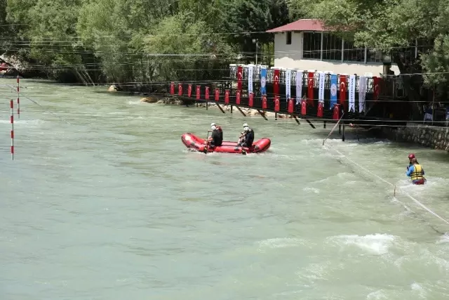Dünya Rafting Şampiyonası heyecanı antrenmanla başladı Dünya Rafting Şampiyonası heyecanı antrenmanla başladı