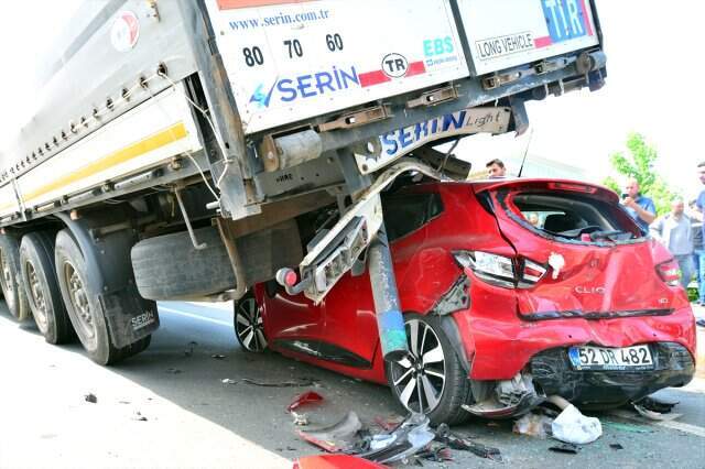 Genç çift ile bebekleri hurdaya dönen otomobilden yaralı çıktı