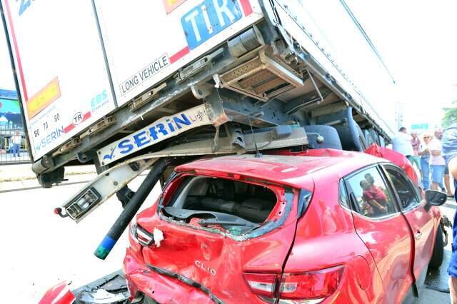 Genç çift ile bebekleri hurdaya dönen otomobilden yaralı çıktı