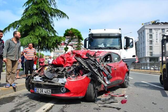 Genç çift ile bebekleri hurdaya dönen otomobilden yaralı çıktı