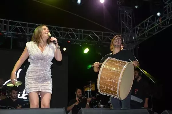 Kayısı Festivali'nde Merve Özbey coşkusu