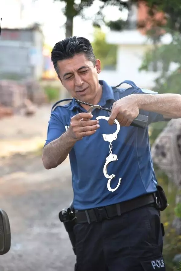 Oyun oynarken bileğine taktığı kelepçeyi, itfaiye kesip çıkardı