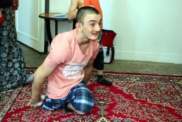 Parmaklarını yemesi engellenemiyor