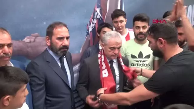 SPOR Rıza Çalımbay, Sivasspor'a imza attı SPOR Rıza Çalımbay, Sivasspor'a imza attı