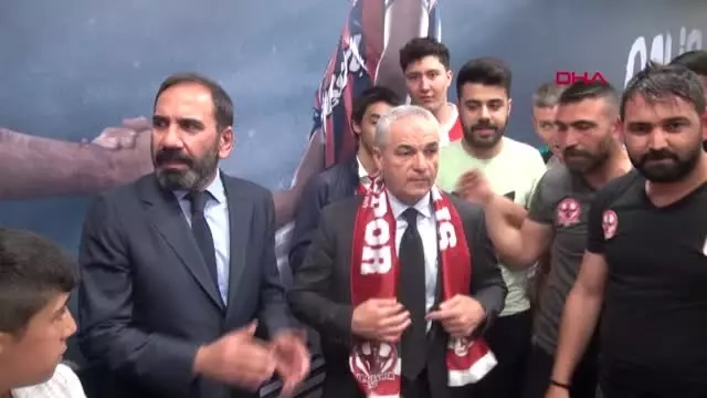 SPOR Rıza Çalımbay, Sivasspor'a imza attı SPOR Rıza Çalımbay, Sivasspor'a imza attı
