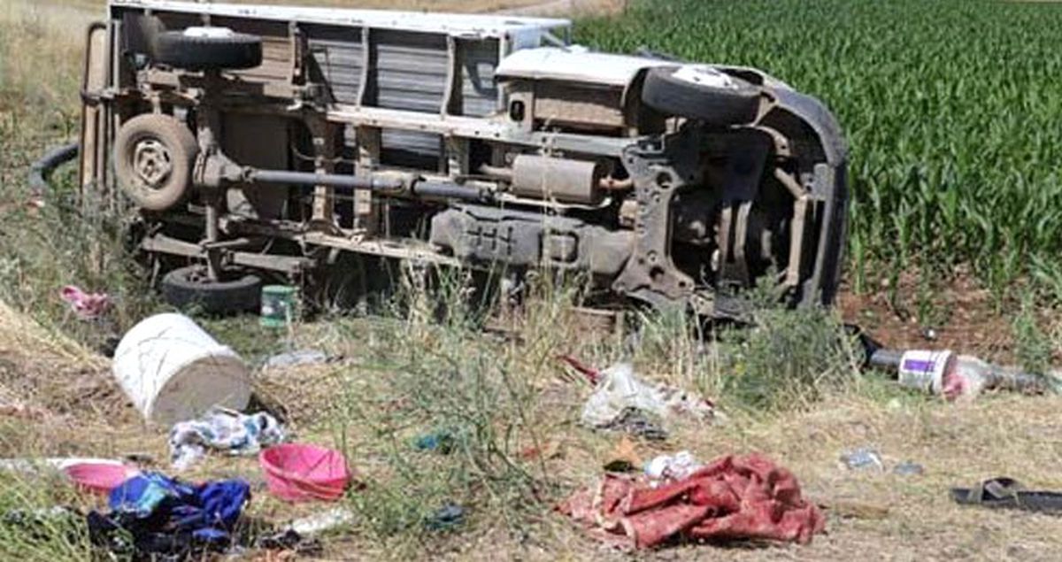 Tarım işçilerini taşıyan kamyonet devrildi: 7'si ağır 35 işçi yaralı