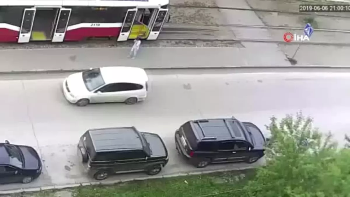 Tramvay'da Felç Geçiren Adamı Sokağa Bırakıp Yollarına Devam Ettiler