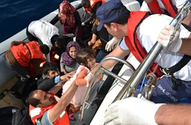 Foça'da denizde sürüklenen 53 kaçak göçmen kurtarıldı