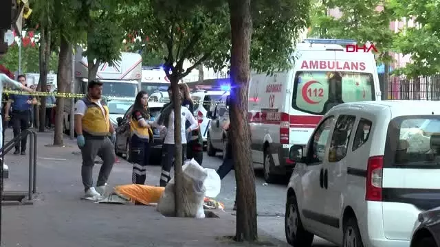 ESENLER'DE EŞİ VE İKİ ÇOCUĞUNU AĞIR YARALAYAN BABA 5.KATTAN ATLAYARAK İNTİHAR ETTİ ESENLER'DE EŞİ VE İKİ ÇOCUĞUNU AĞIR YARALAYAN BABA 5.KATTAN ATLAYARAK İNTİHAR ETTİ