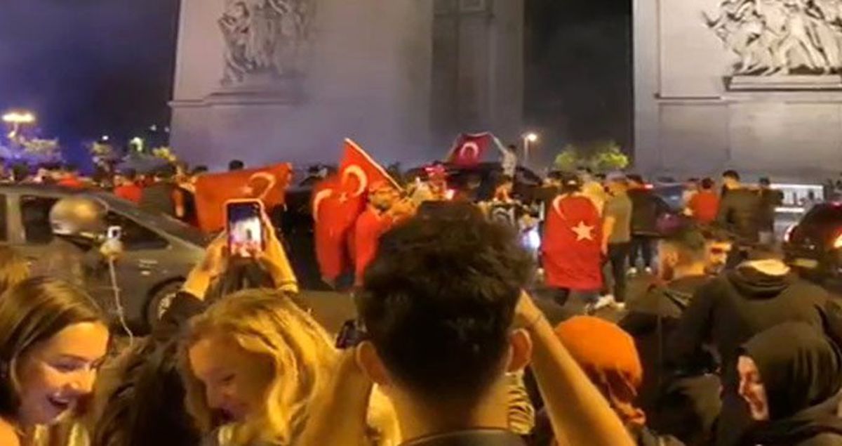 Fransa'daki Türkler, galibiyeti Champs-Elysees'de kutladı