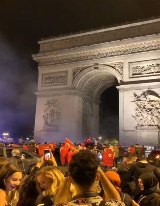Fransa'daki Türkler galibiyeti Champs-Elysees'de kutladı