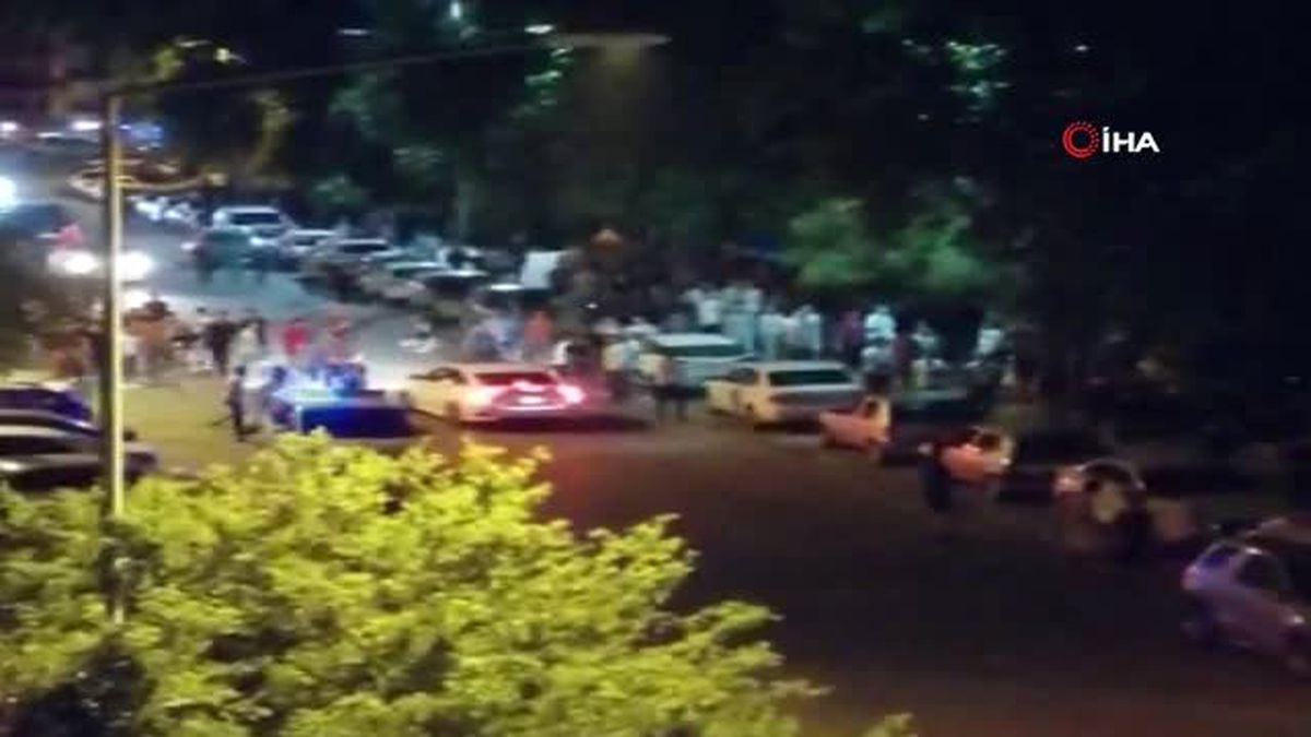 Genç kızlara laf attığı iddia edilen gençlere linç girişimi