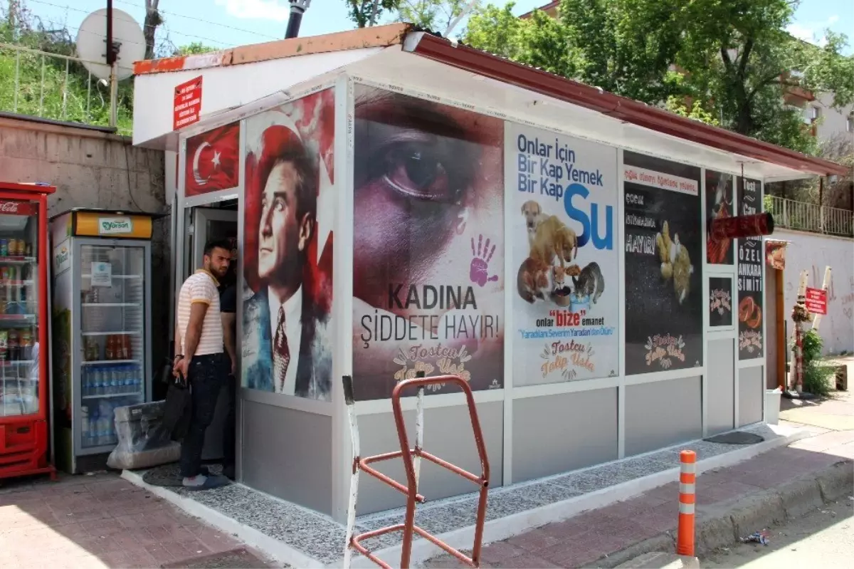 İş yerinin dışını reklamla değil sosyal mesajlarla kaplattı