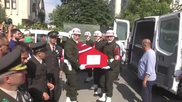 Şehit Piyade Uzman Çavuş Hayta, son yolculuğuna uğurlandı (2) Şehit Piyade Uzman Çavuş Hayta, son yolculuğuna uğurlandı (2)