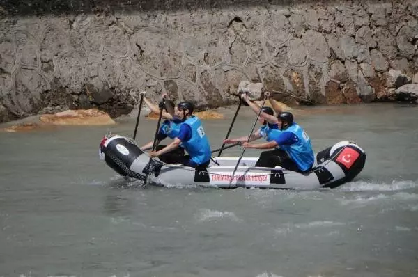 Dünya Rafting Şampiyonası'nda yarışlar başladı Dünya Rafting Şampiyonası'nda yarışlar başladı