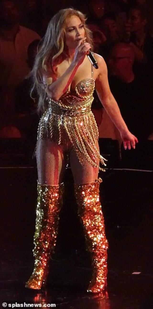 Dünyaca ünlü şarkıcı Jennifer Lopez, sahneye çıkardığı hayranının kucağında dans etti