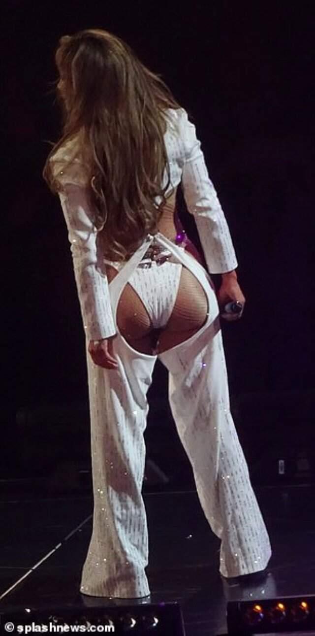 Dünyaca ünlü şarkıcı Jennifer Lopez, sahneye çıkardığı hayranının kucağında dans etti