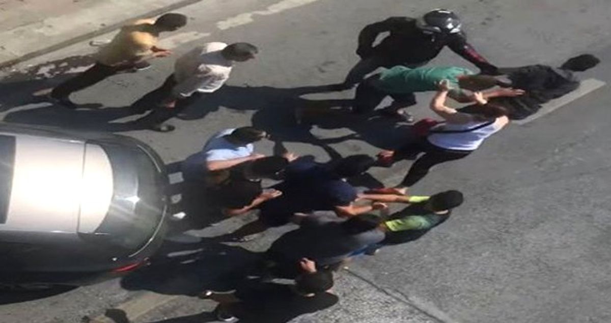 E-5 karayolunda kaza yapan sürücülerin tekme tokat kavgası cep telefonuyla kaydedildi
