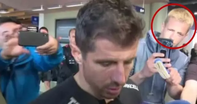 Emre Belözoğlu'na fırça uzatan Belçikalı Corentin Siamang kendini savundu! Emre Belözoğlu'na fırça uzatan Belçikalı Corentin Siamang kendini savundu!