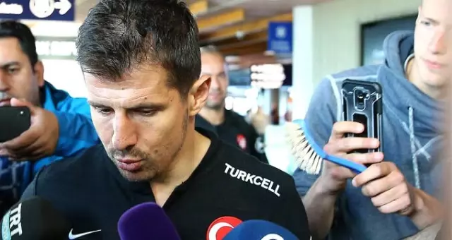 Emre Belözoğlu'na fırça uzatan kişinin Corentin Siamang olduğu iddia edildi Emre Belözoğlu'na fırça uzatan kişinin Corentin Siamang olduğu iddia edildi