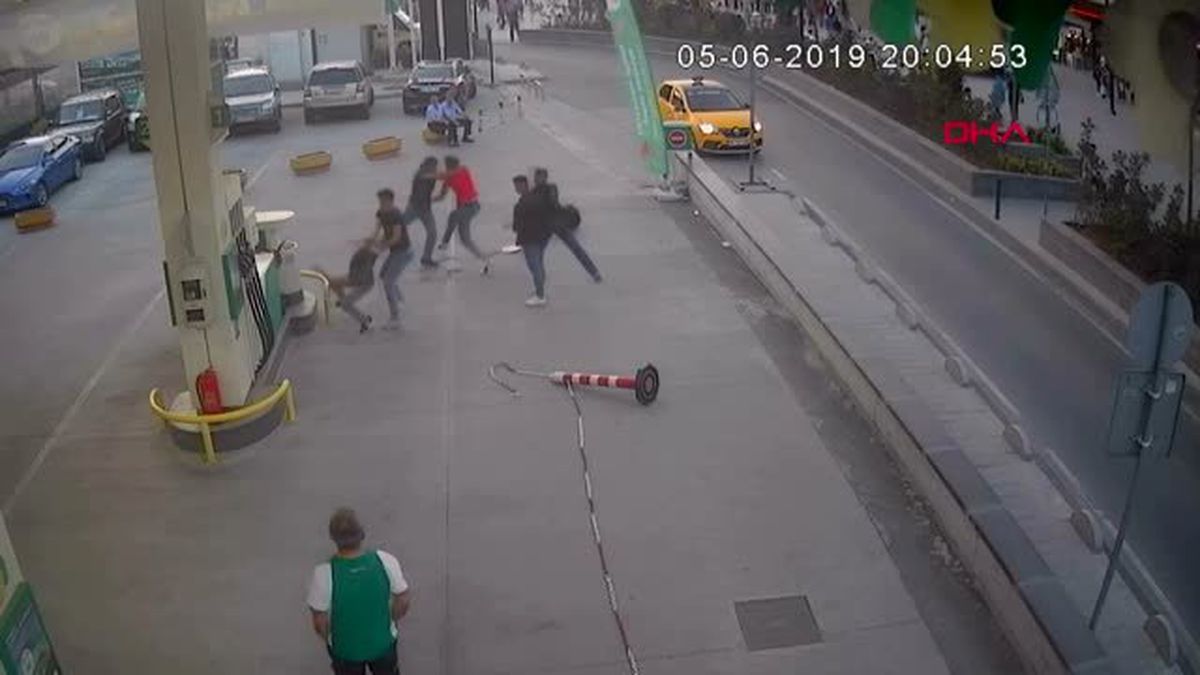 Esenyurt'ta iki grup arasında çıkan 'Laf atma' kavgası kameralara yansıdı