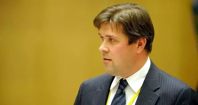 İzlanda Maliye Bakanı Bjarni Benediktsson: Adamın fırça tutması komik İzlanda Maliye Bakanı Bjarni Benediktsson: Adamın fırça tutması komik