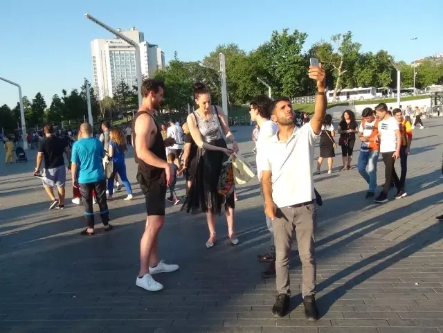 Taksim Meydanı'nda 2.05 metrelik basketbolcu kadın ilgi odağı oldu