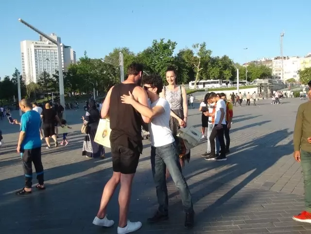 Taksim Meydanı'nda 2.05 metrelik basketbolcu kadın ilgi odağı oldu