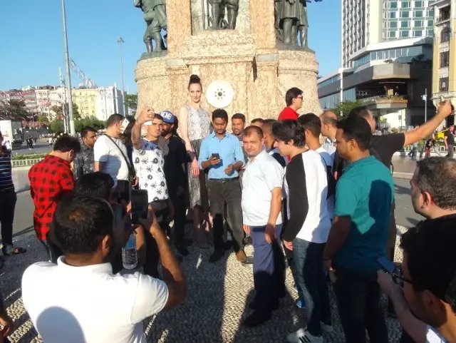 Taksim Meydanı'nda 2.05 metrelik basketbolcu kadın ilgi odağı oldu