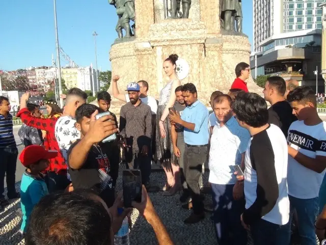 Taksim Meydanı'nda 2.05 metrelik basketbolcu kadın ilgi odağı oldu