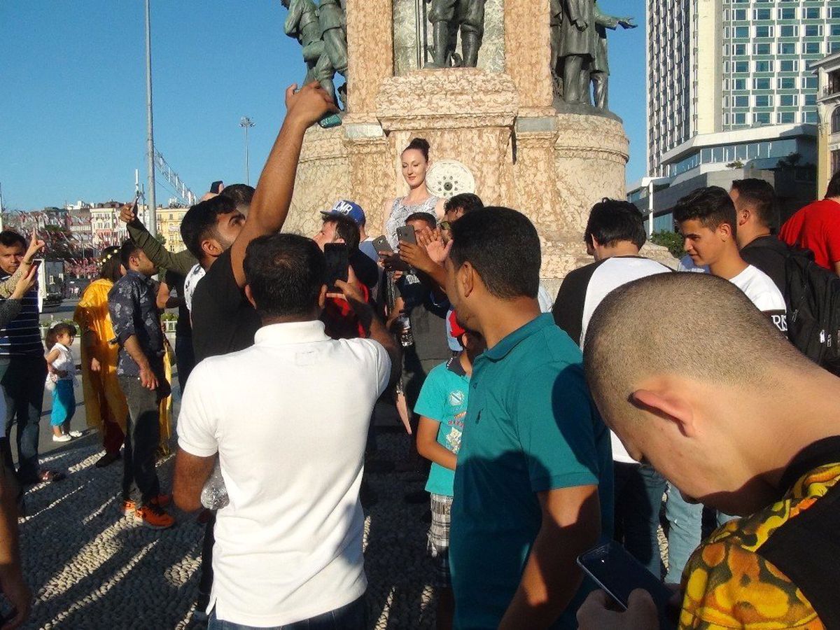 Taksim Meydanı'nda 2.05 metrelik basketbolcu kadın ilgi odağı oldu