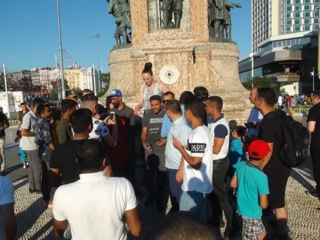 Taksim Meydanı'nda 2.05 metrelik basketbolcu kadın ilgi odağı oldu