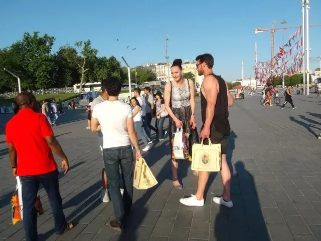 Taksim Meydanı'nda 2.05 metrelik basketbolcu kadın ilgi odağı oldu