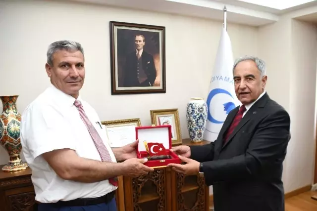 TÜMŞAD yönetimi Rektör Turgut ile bir araya geldi