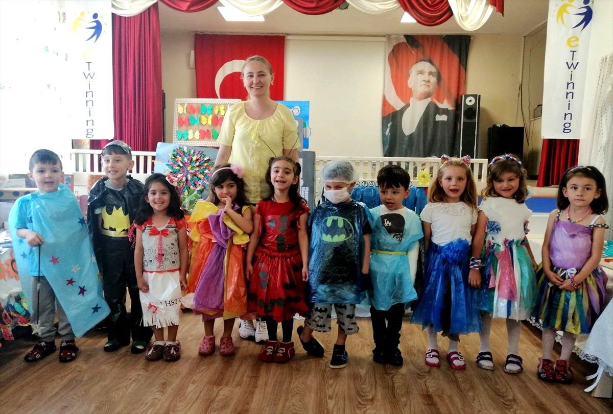 Atık malzemeleri kıyafet ve oyuncağa dönüştürdüler