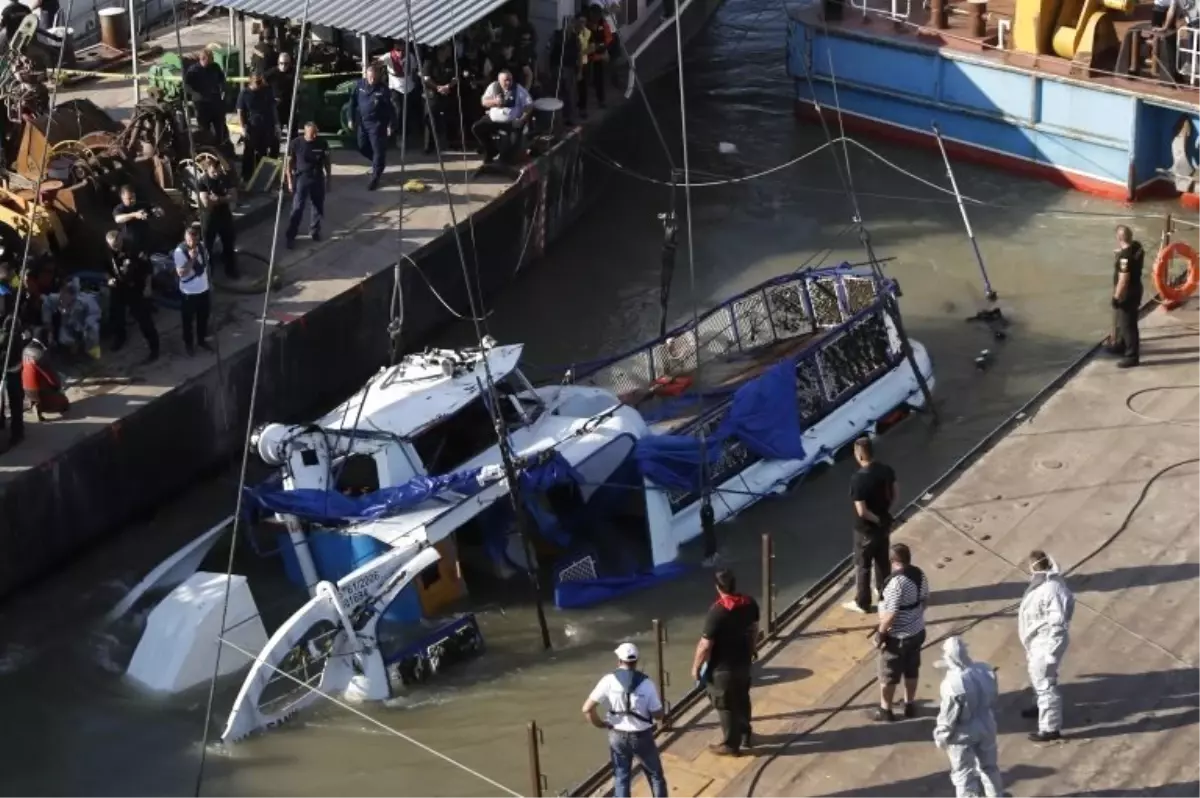Budapeşte'de Tuna Nehri'nde batan teknenin enkazı kazadan 2 hafta sonra çıkarıldı