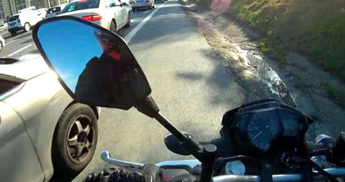 Emniyet şeridinde giden motosikletlinin başına pet şişe atıldı, 2 kez kaza atlattı