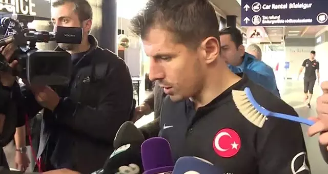 Emre Belözoğlu'na fırça uzatan Corentin Siamang, Türkiye forması giyip özür diledi! Emre Belözoğlu'na fırça uzatan Corentin Siamang, Türkiye forması giyip özür diledi!