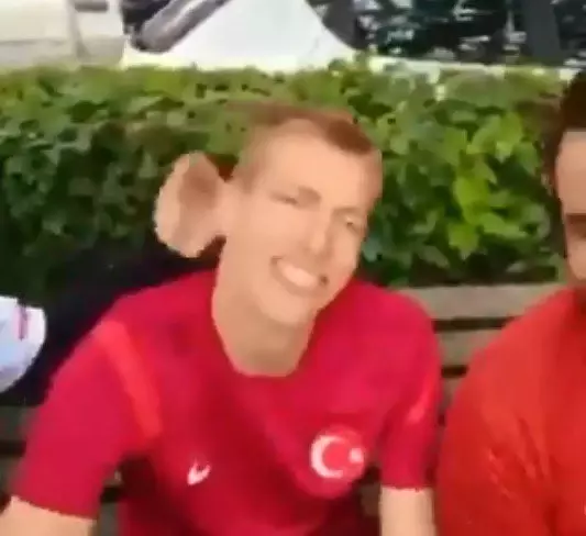 Fırçacı Belçikalı özür diledi Fırçacı Belçikalı özür diledi