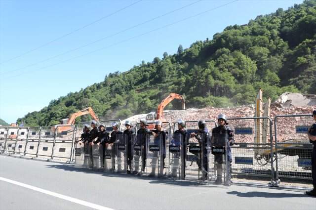 Fırtına Vadisi'nde kaçak yapıların yıkımı başladı