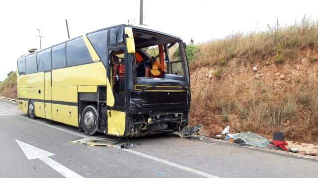 Gezi otobüsüyle otomobil çarpıştı: 4 ölü, 42 yaralı
