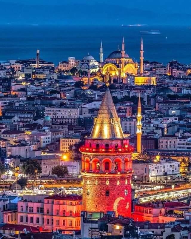 İstanbul'un tarihi simgeleri Milli Takıma destek için kırmızı-beyaza büründü
