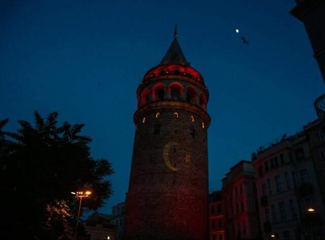 İstanbul'un tarihi simgeleri Milli Takıma destek için kırmızı-beyaza büründü