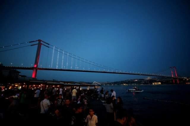 İstanbul'un tarihi simgeleri Milli Takıma destek için kırmızı-beyaza büründü