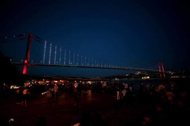 İstanbul'un tarihi simgeleri Milli Takıma destek için kırmızı-beyaza büründü