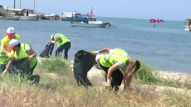 İZMİR Kuş Cenneti'ndeki Homa Dalyanı'nda tonlarca çöp topladılar -1